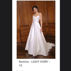 Elegant Strapless Ivory Gown